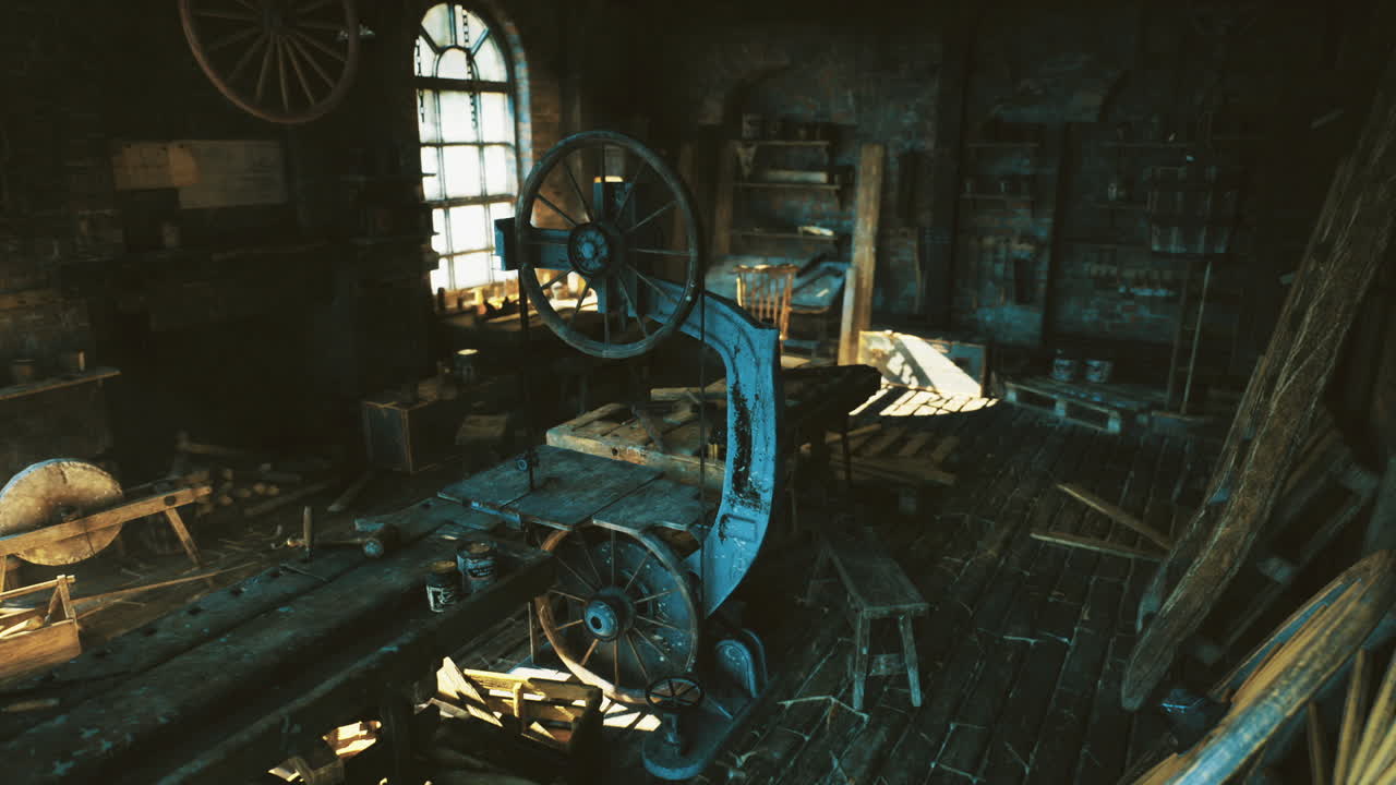 Ambiente di una fabbrica storica con illuminazione suggestiva e legname sparso
