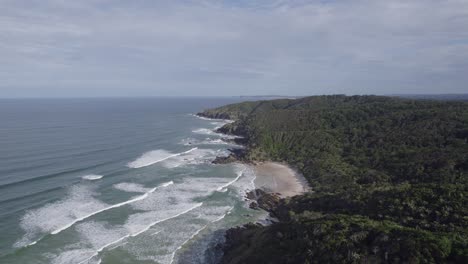 Olas-Espumosas-Corriendo-Hacia-Las-Playas-De-Arena-De-La-Reserva-Natural-De-Cabeza-Rota-En-Los-Ríos-Del-Norte,-Nueva-Gales-Del-Sur,-Australia