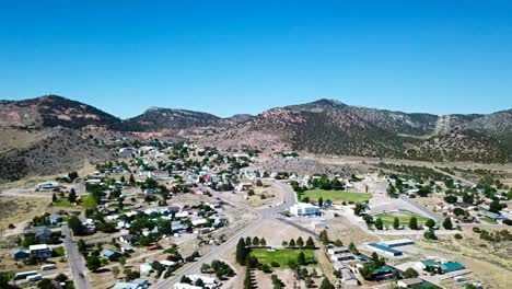 Ciudad-Del-Desierto-Y-Antigua-Vista-Aérea-De-La-Mina-De-Mineral-De-Plata-Abandonada-Con-Drone-En-Verano-Nevada