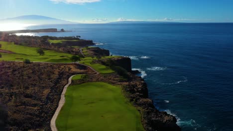 Campo-De-Golf-Manele-En-Lo-Alto-De-Pintorescos-Acantilados-Con-Vista-Al-Océano-Azul,-Hawaii