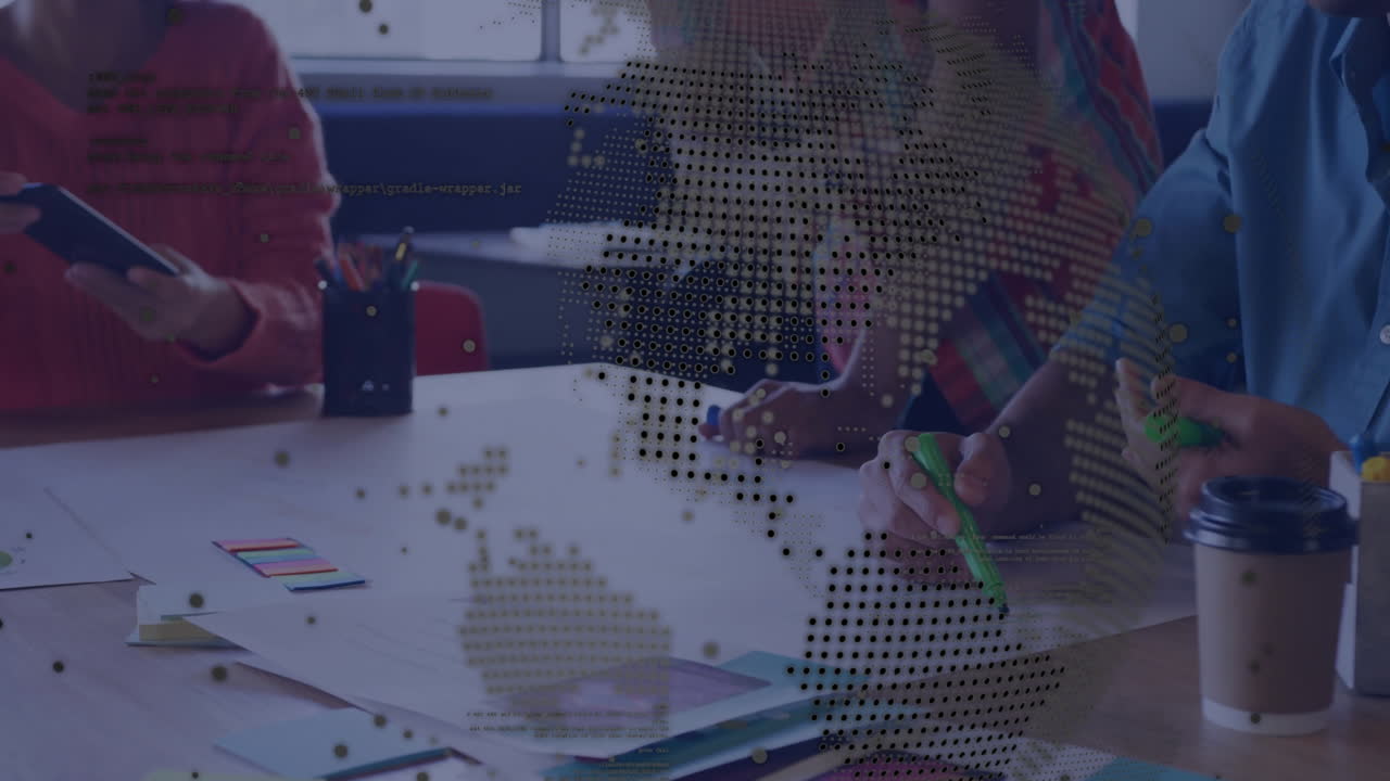 animación del globo y procesamiento de datos sobre diversos colegas hablando en la oficina