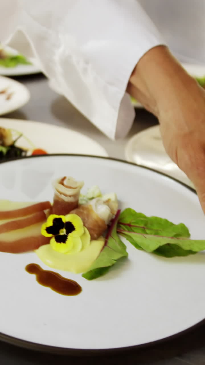 cocineros tomando platos del mostrador