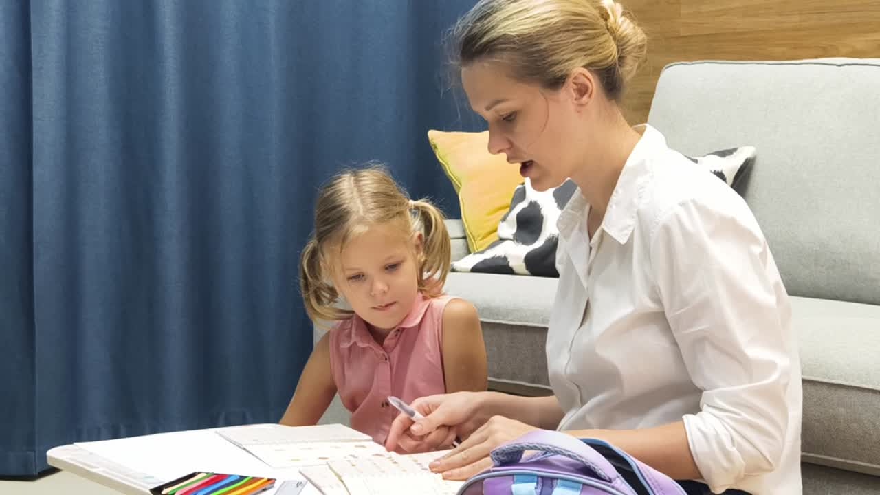 madre ayudando a su hija con los deberes
