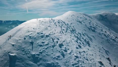 Auf-Der-Spitze-Des-Bergrückens-Des-Nationalparks-Mala-Fatra-In-Der-Slowakei,-Gerader-Fliegen,-50fps-100ss