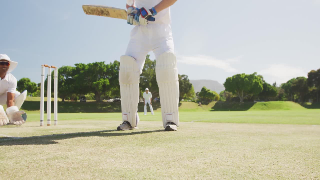 크리켓 선수 가 공 에서 공 을 멈추고 있다