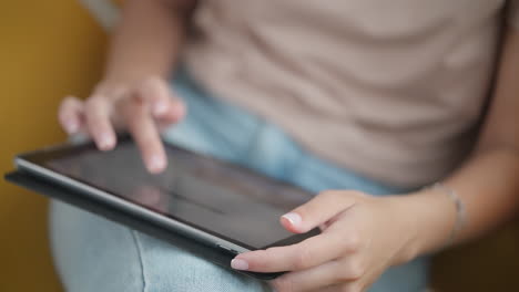 mujer usando una tableta
