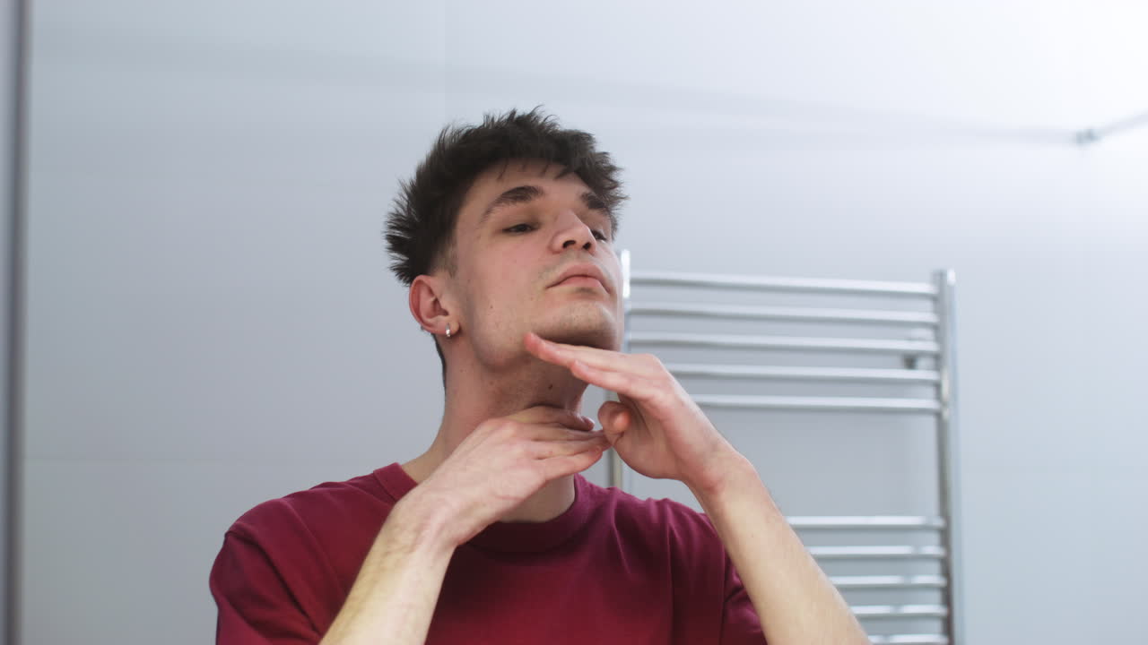 집에 있는 백인 남자