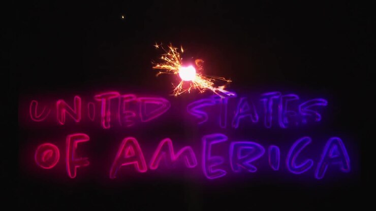 Scritta Stati Uniti d'America e un luccichio per il quattro luglio