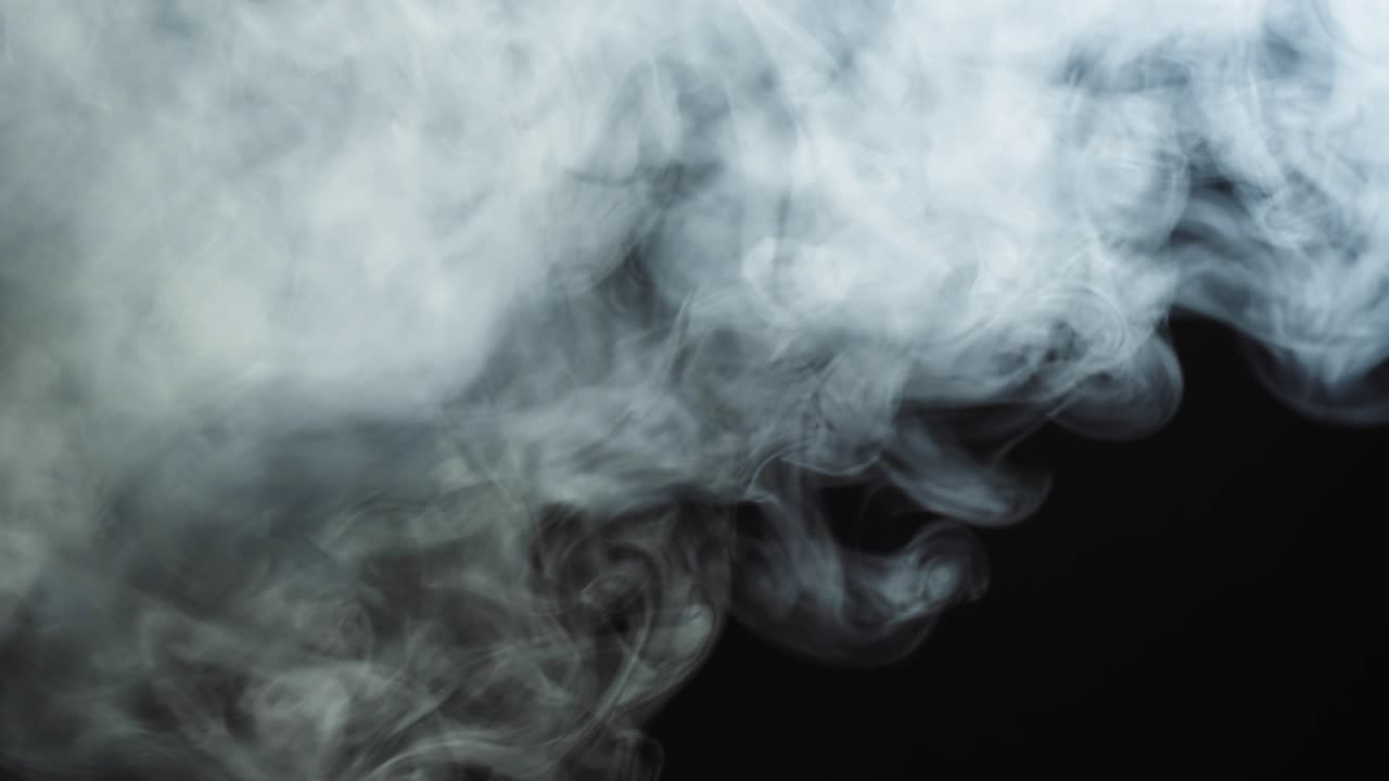 Fumo o vapore bianco che scorre su sfondo nero