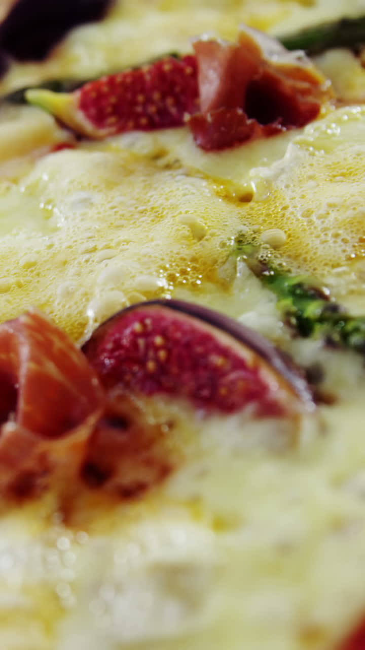 pizza al horno con aderezos de higo