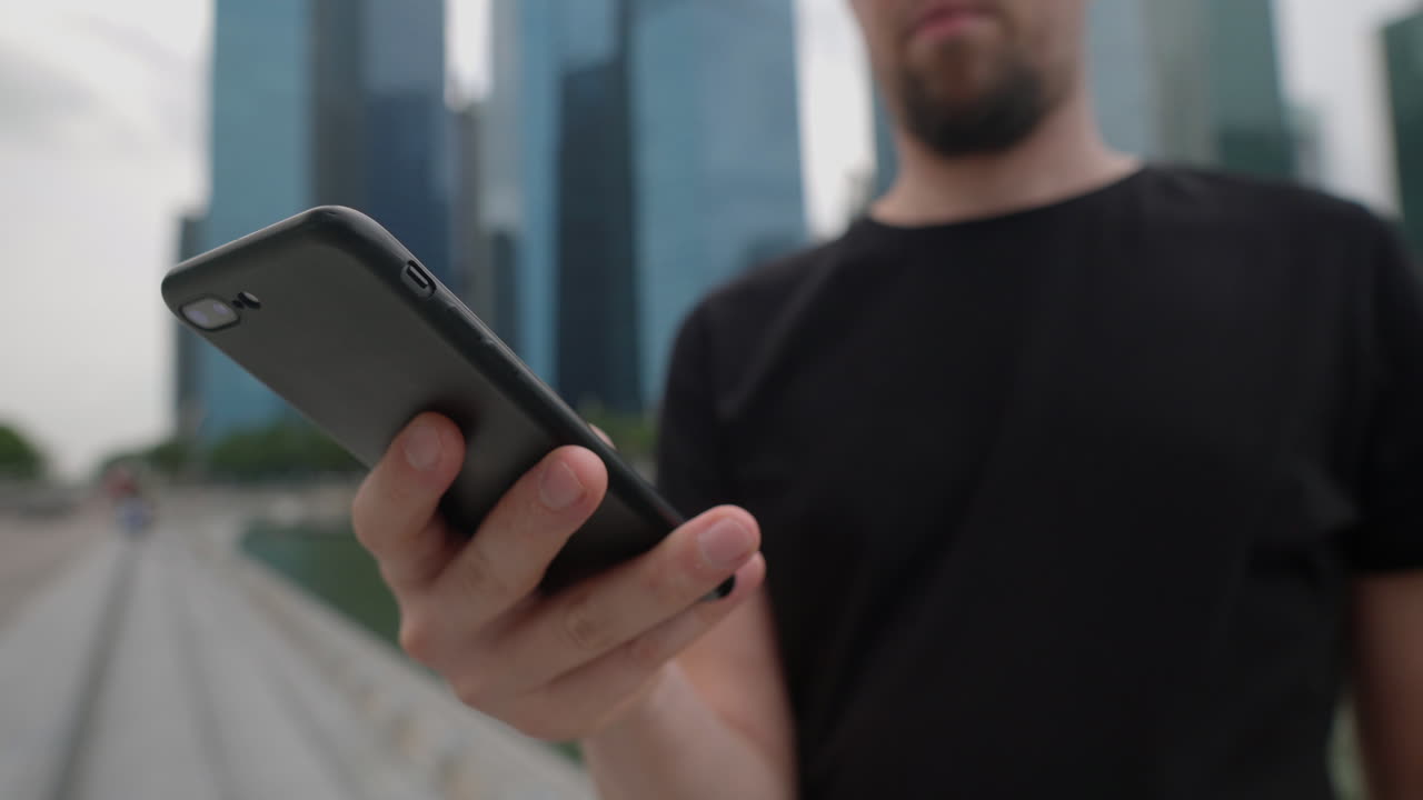 hombre usando un teléfono inteligente en una ciudad