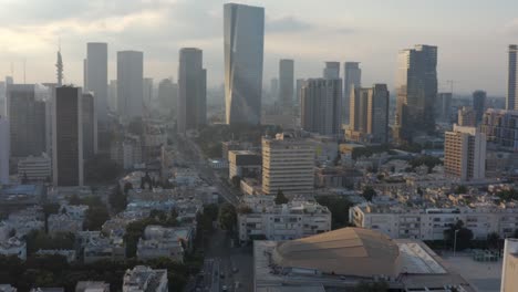 los rascacielos de tel aviv panorama del paisaje urbano al atardecer, vista aérea