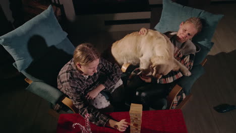 familia jugando juntos con un perro