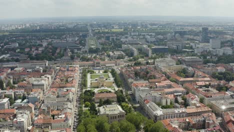 vista aérea del pabellón de arte en zagreb en la plaza king tomislav cerca de la estación de tren glavni kolodvor en croacia