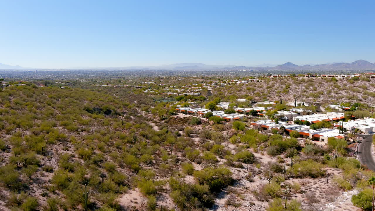 tiro de dron en aumento con vistas al desierto y la ciudad de tucson, arizona