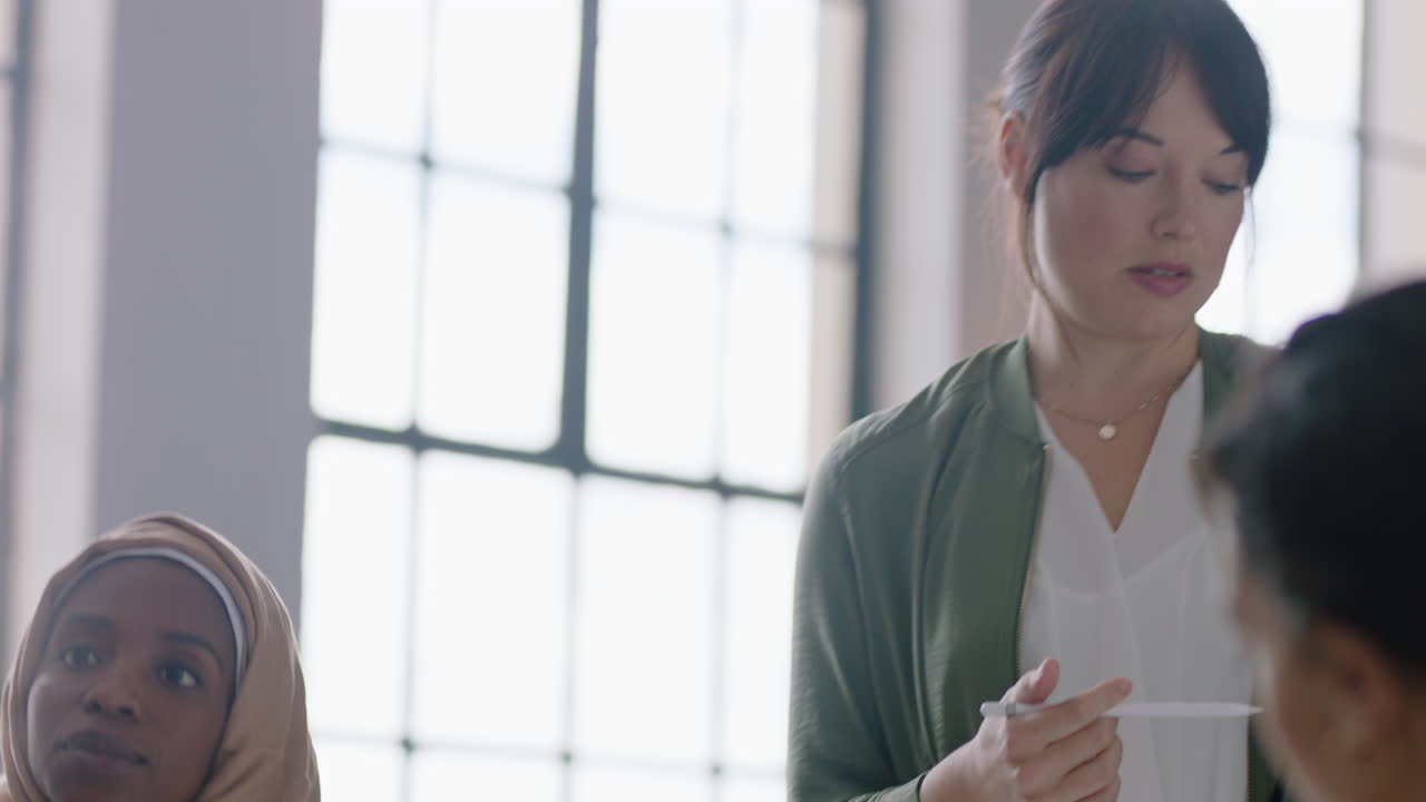 태블릿 컴퓨터를 사용하는 젊은 사업가 여성이 이사회 회의실에서 기업 제안을 제시하고 팀 리더가 창의적인 아이디어를 공유하고 터치 스크린 기술에 대한 사무실 작업장에서 브레인 스토밍