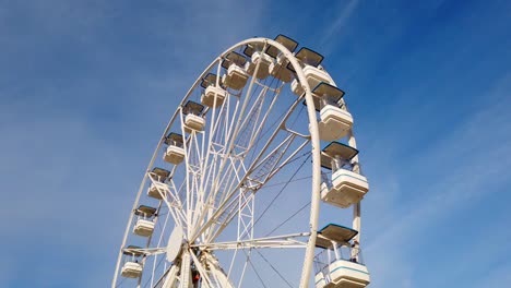 la rueda gigante en el fondo del cielo azul