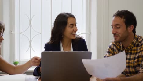 profesionales creativos de la generación del milenio trabajando en una oficina creativa