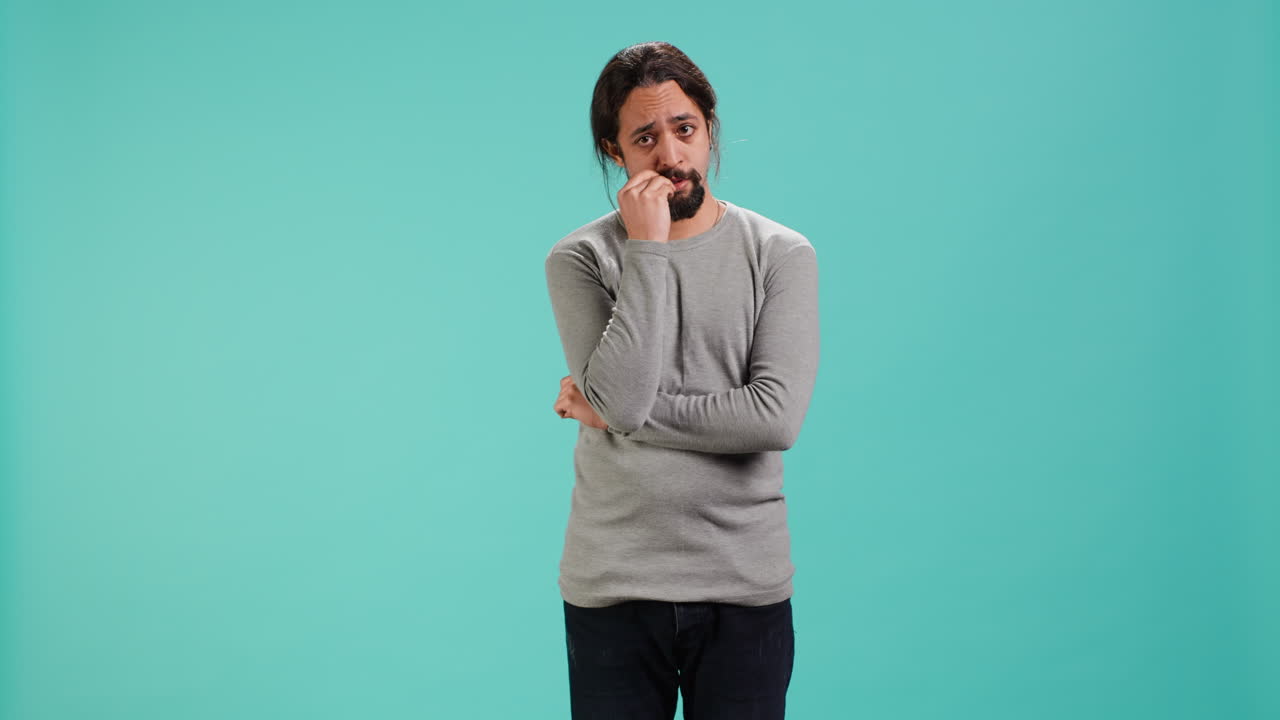 hombre angustiado mordiendo uñas, teniendo miedo de recibir malas noticias preocupantes