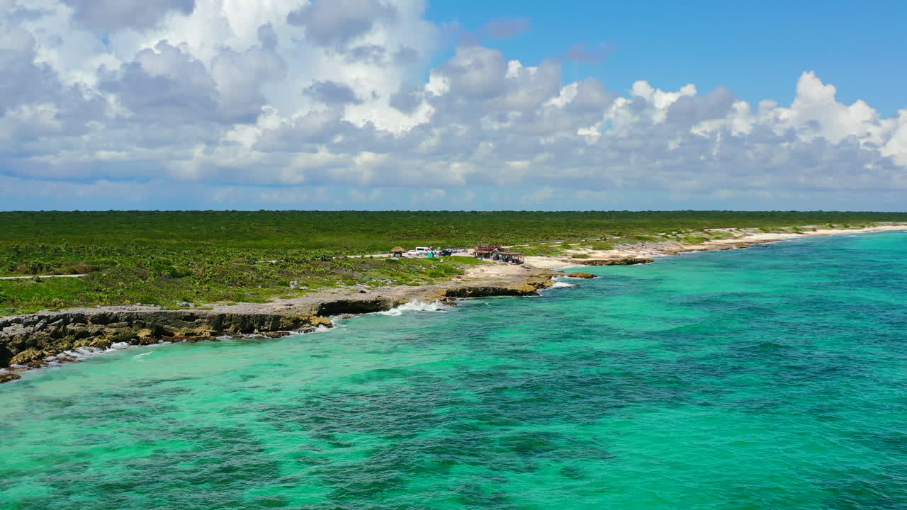 Panoramica aerea della costa di un'isola tropicale a Cozumel Messico durante una giornata estiva