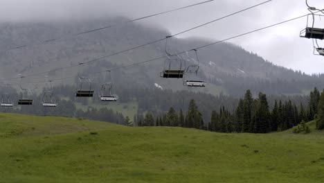 Sessellift-Im-Skigebiet,-Das-Im-Sommer-Regnet