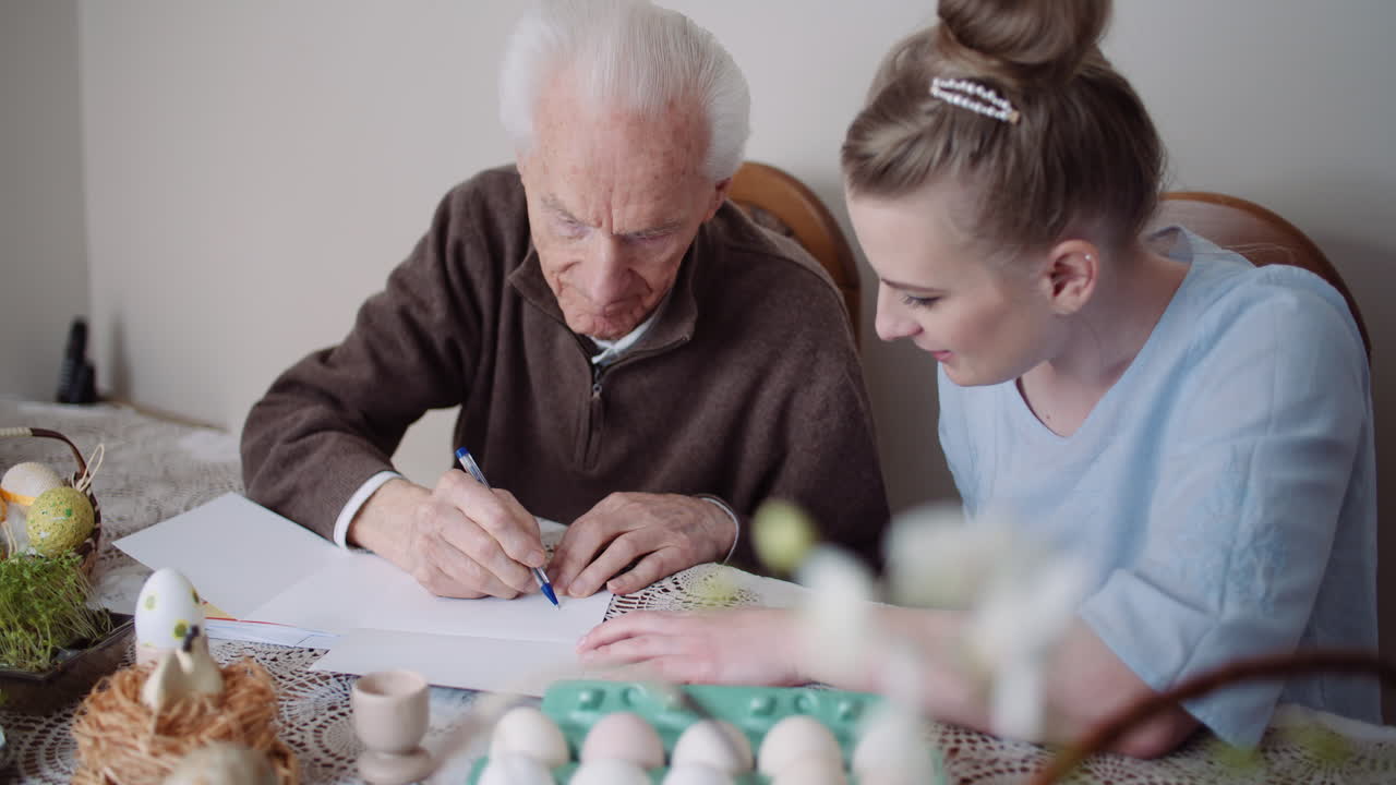 abuelo escribiendo carta durante las vacaciones de pascua 1