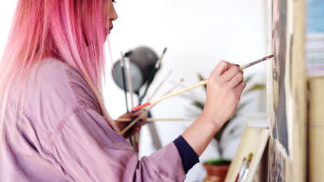 Mastering-canvas-details-carefully-by-Korean-pink-haired-artist