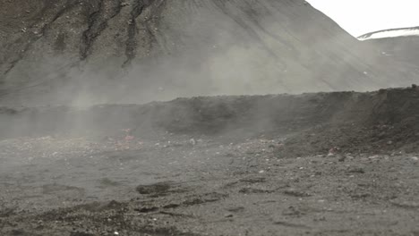 vapor en la isla desolada que se eleva sobre el borde en la playa