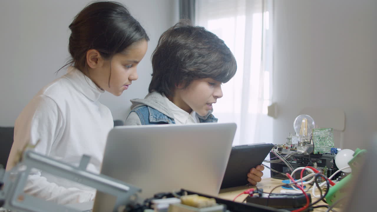 함께 재미있는 프로젝트를 하는 두 아이