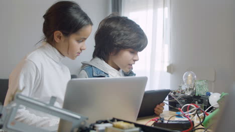 dos niños haciendo proyectos interesantes juntos