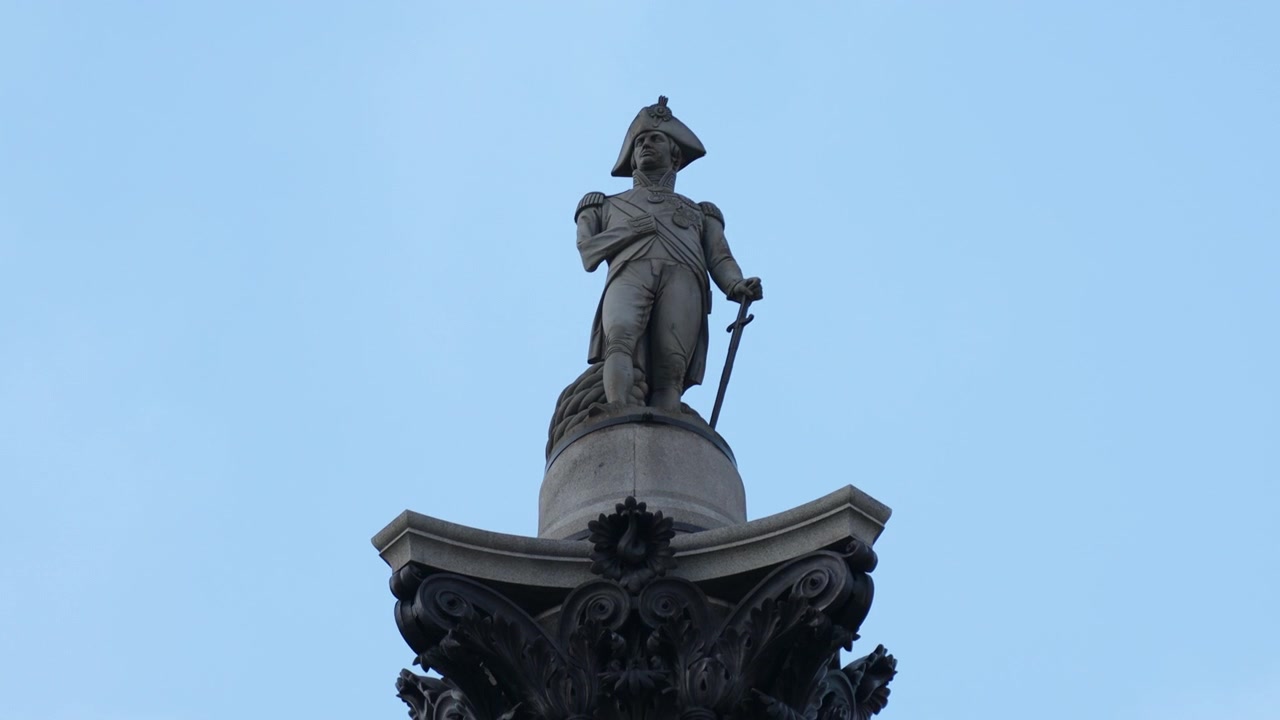 Estátua do Almirante Nelson no topo da Coluna de Nelson em Londres, símbolo de história e heroísmo