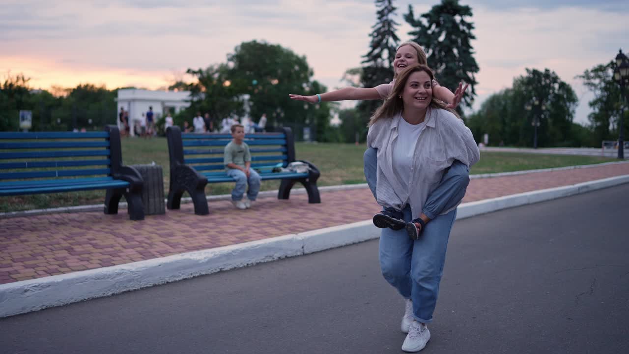 madre e hija disfrutando de un momento lúdico de puesta de sol en un parque