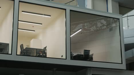 espacios de oficinas modernos cerrados con vidrio
