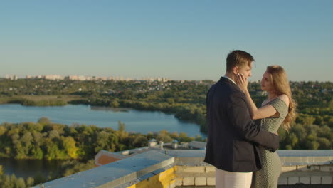 una cita romántica en el techo. una pareja enamorada saliendo en el tejado al atardecer.