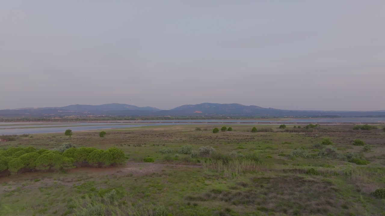 vista aérea de un paisaje tranquilo con un lago y montañas