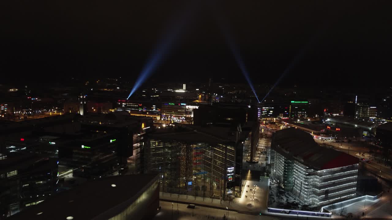 antena de noche de invierno de helsinki sobre la plaza kansalaistori, luces de búsqueda