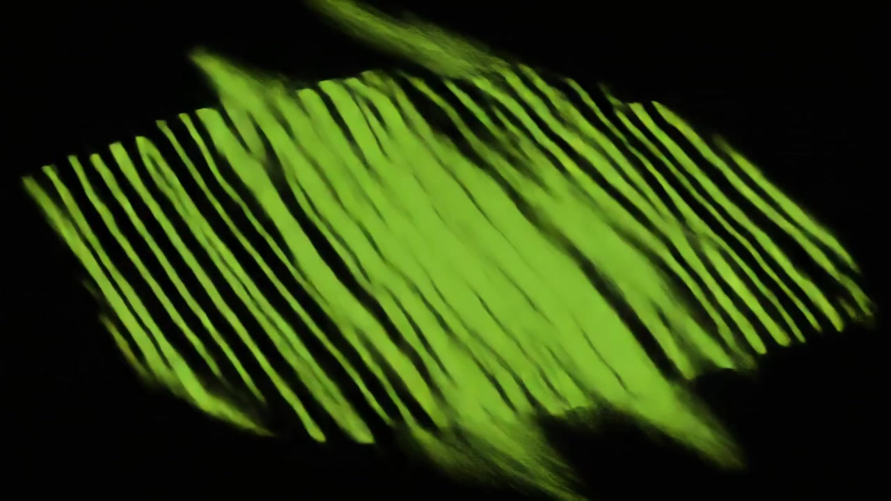 Codice a barre verde che si trasforma in linee astratte su sfondo nero