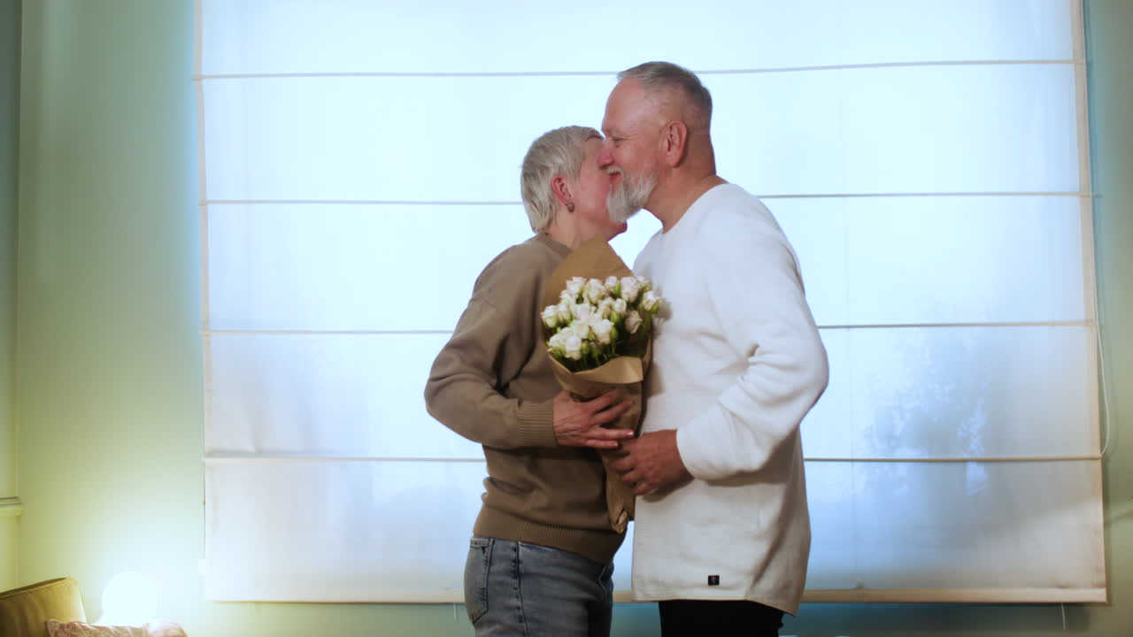 여자에게 꽃을 가져오는 남자