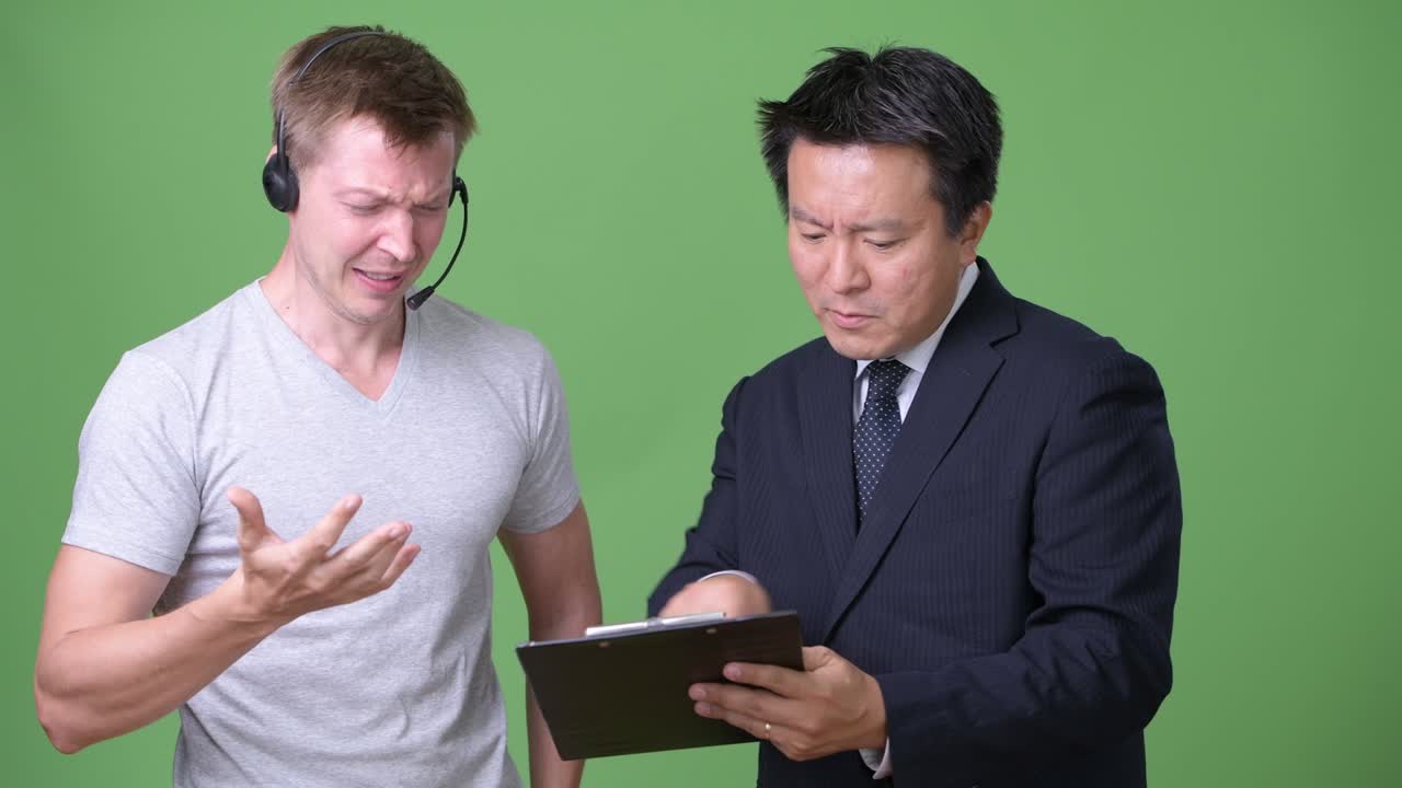 성숙한 일본인 사업가와 젊은 스칸디나비아인 노동자