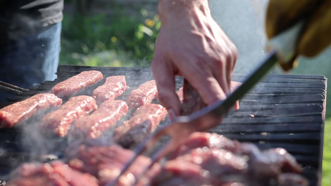 parrilla al aire libre de salchichas serbias de cevapi. toma un primer plano