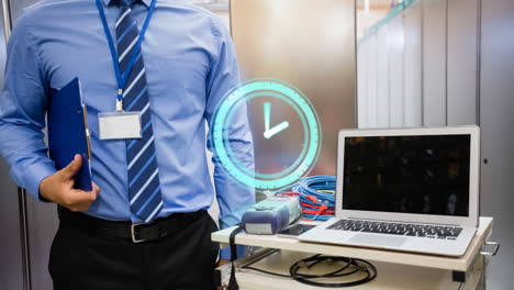 animación de un reloj moviéndose rápido sobre un hombre de negocios con una computadora portátil por los servidores de la sala de tecnología