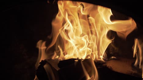 Helle-Flammen,-Die-Holzscheite-In-Einem-Schmiedeeisernen-Ofen-Verbrennen