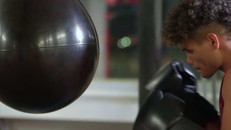 Uomo che si allena con la boxe
