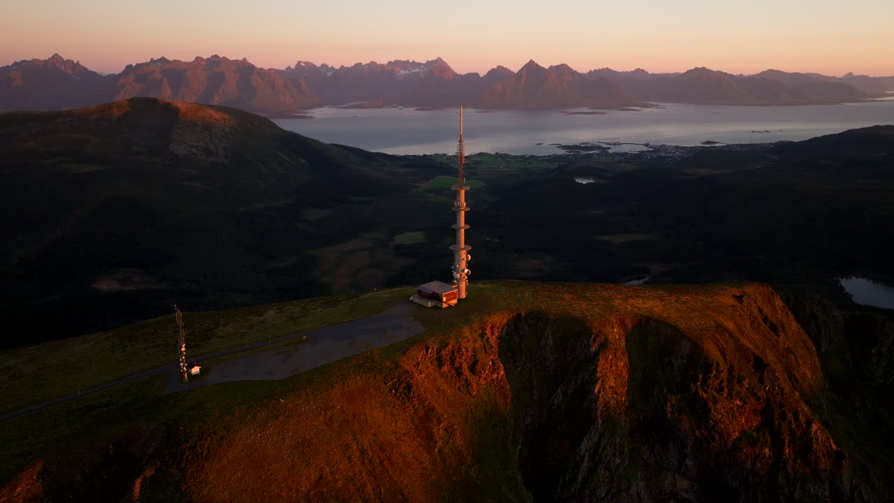Luchtfoto van tv- en radiotoren op de berg Storheia bij zonsondergang, Stokmarknes, Noorwegen