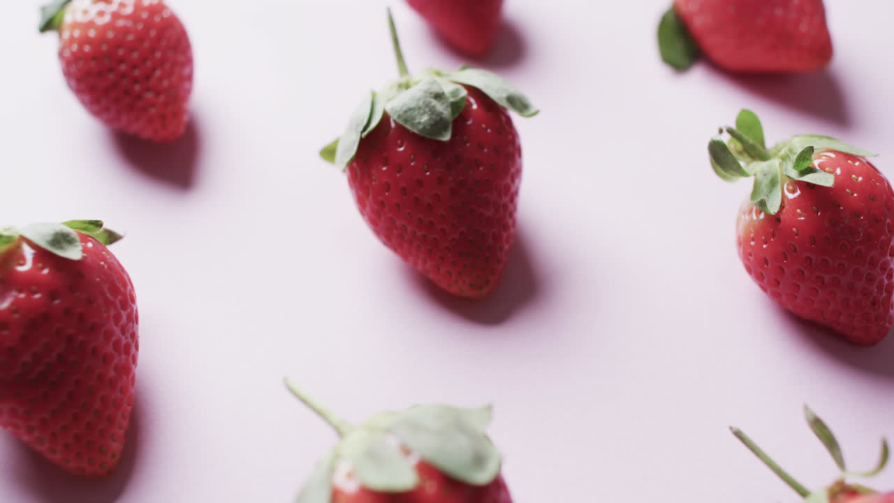video di righe di fragole con spazio di copia su sfondo rosa