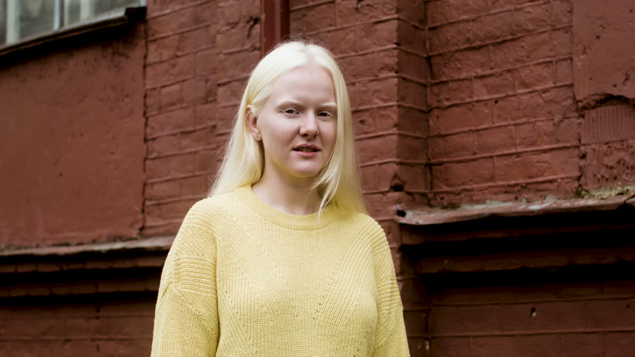 거리에 있는 행복한 젊은 여성