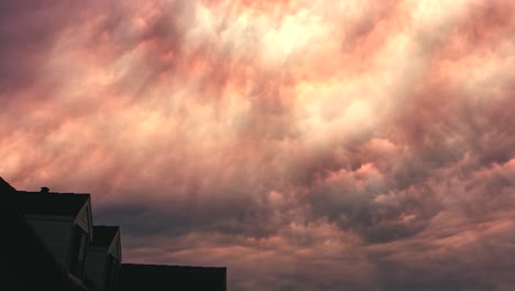 haz de rayos de luz a través de nubes cálidas