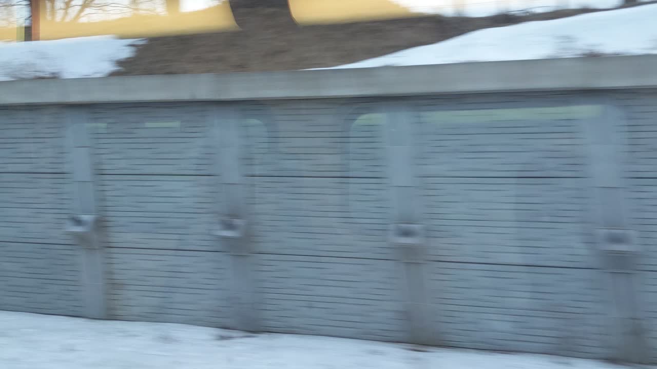 과속 열차에서 창문 샷