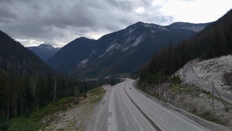 Vuelo-Sobre-Coquihalla:-Carretera-Panorámica-A-Través-De-Las-Montañas-Rocosas