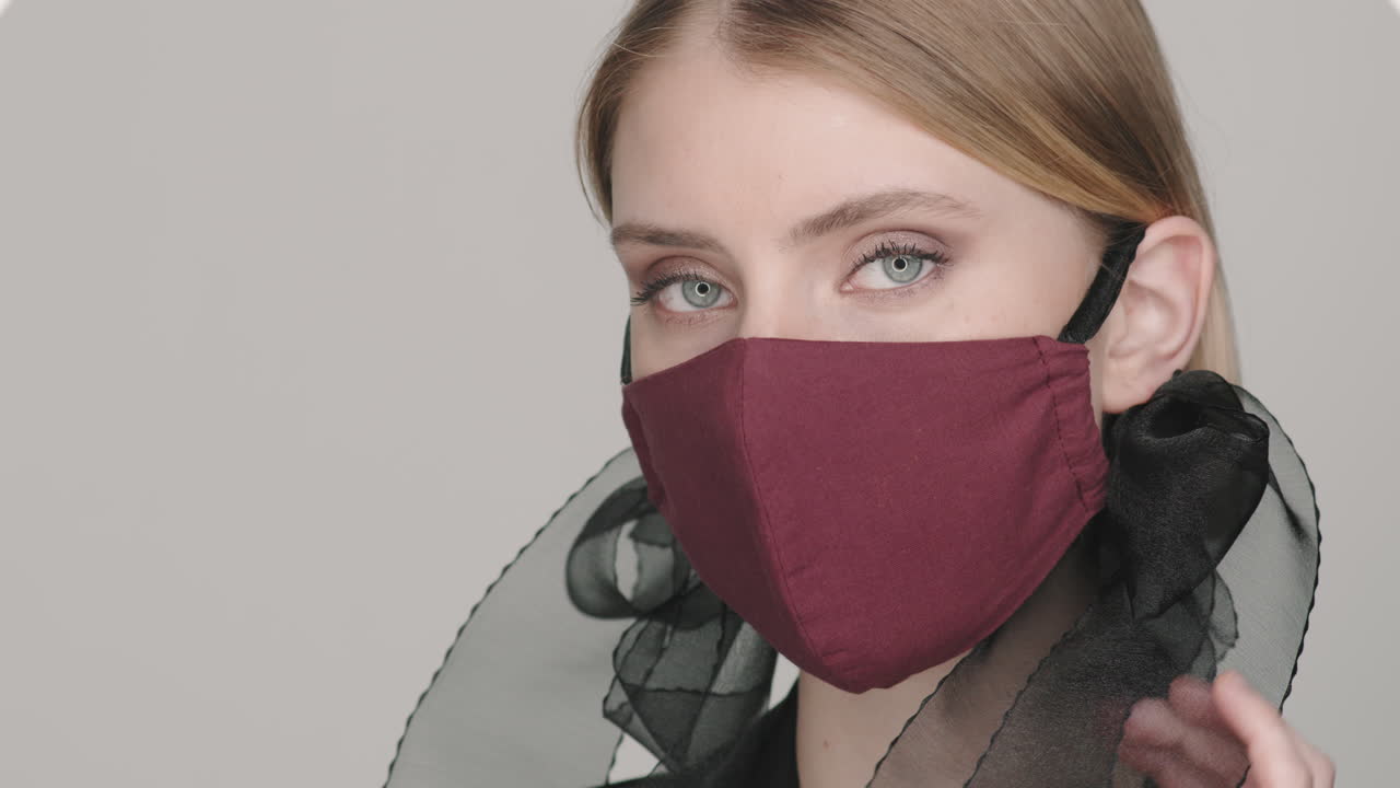 스타일리시한 얼굴 마스크를 입은 아름다운 여성의 초상화